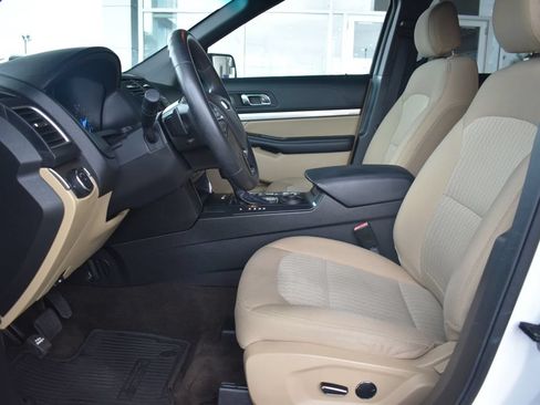 Used 2016 Ford Explorer FWD image 3