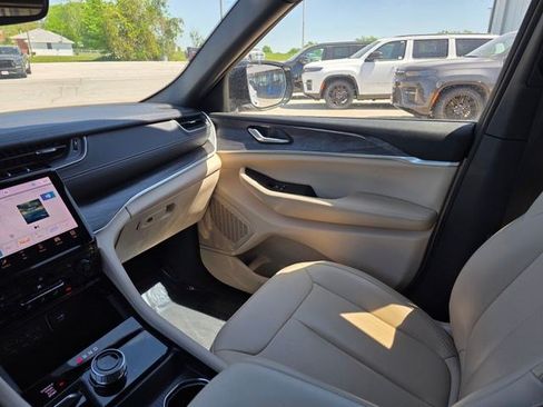 Used 2024 Jeep Grand Cherokee Limited AWD/4WD image 36
