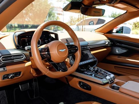 Used 2025 Aston Martin Vanquish RWD image 9