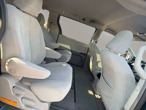 Used 2011 Toyota Sienna LE w/ Towing Pkg FWD image 16