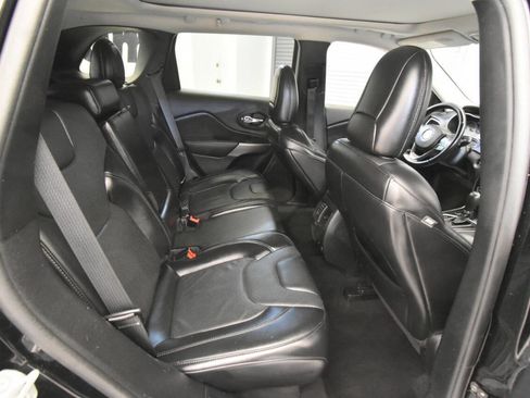 Used 2019 Jeep Cherokee Limited AWD/4WD image 18
