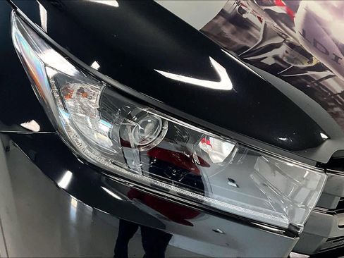 Used 2019 Toyota Highlander SE image 28