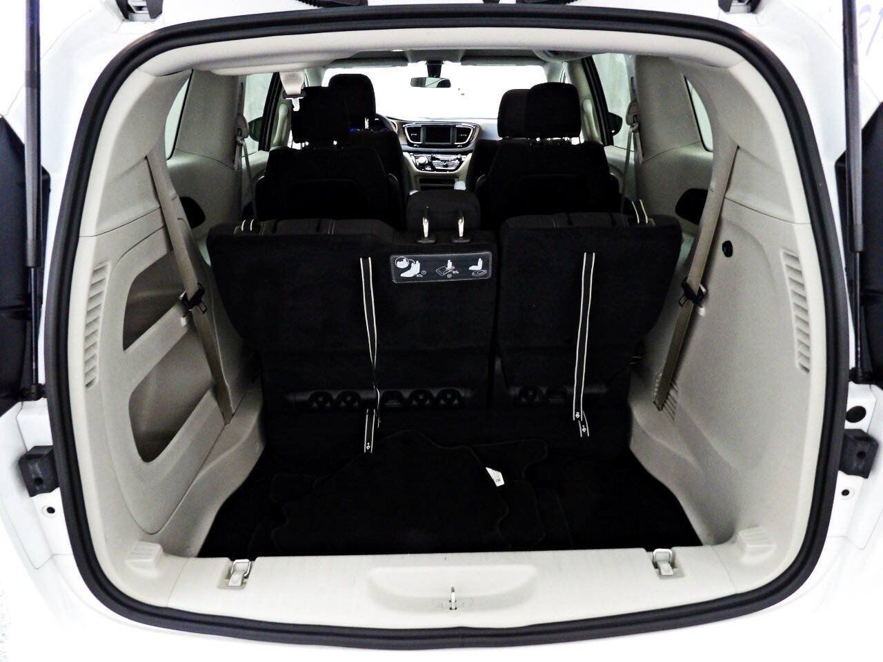 Used 2021 Chrysler Voyager LX FWD image 12