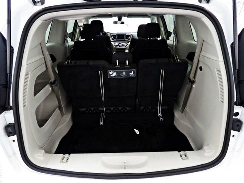 Used 2021 Chrysler Voyager LX FWD image 12