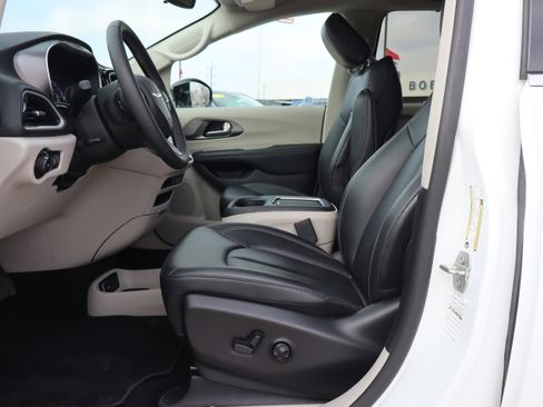 Used 2024 Chrysler Pacifica Touring-L image 9