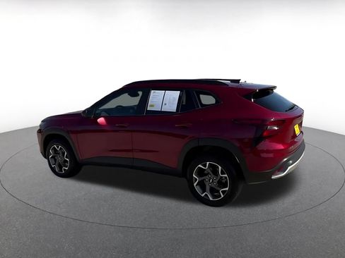 Used 2025 Chevrolet Trax LT FWD image 7