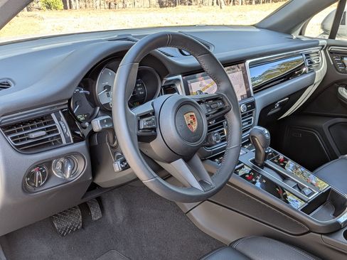 Certified 2025 Porsche Macan S AWD/4WD image 4