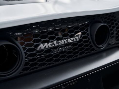 Used 2025 McLaren Artura image 15