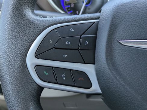 Used 2018 Chrysler Pacifica Touring Plus w/ Tire & Wheel Group FWD image 21