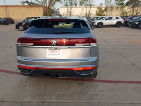 Used 2025 Volkswagen Atlas Cross Sport SE image 11