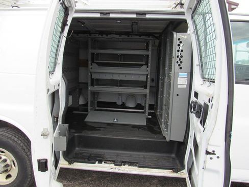 Used 2017 Chevrolet Express 2500 RWD image 16