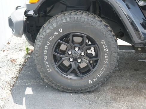 Used 2024 Jeep Gladiator Sport AWD/4WD image 6