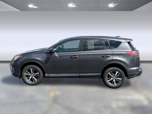 Used 2018 Toyota RAV4 XLE AWD/4WD image 2