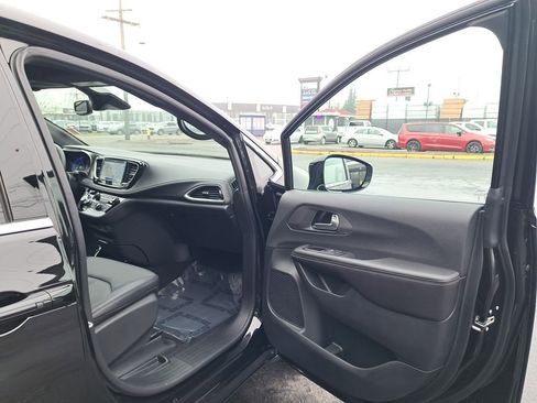 New 2026 Chrysler Pacifica Select image 16