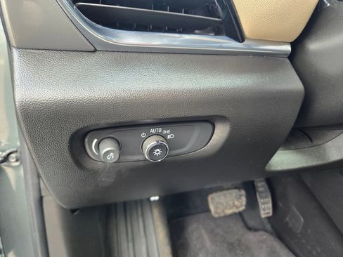 Used 2022 Chevrolet Traverse LT image 38