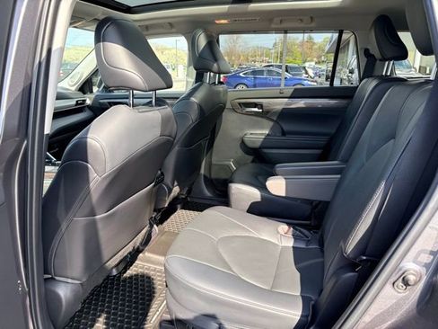 Used 2022 Toyota Highlander Platinum AWD/4WD image 21