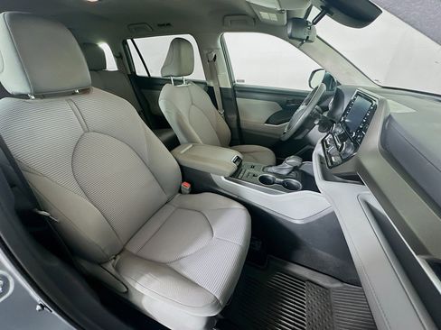 Used 2020 Toyota Highlander L image 32