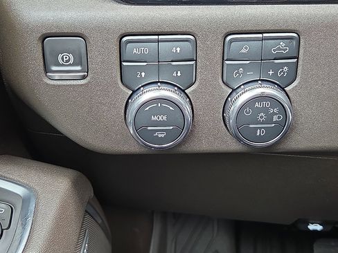 Used 2025 GMC Sierra 2500 SLT w/ SLT Premium Package AWD/4WD image 20