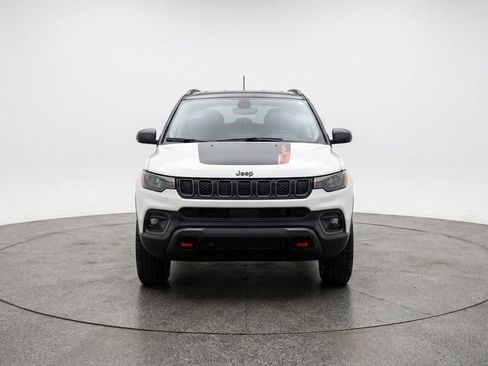 Used 2025 Jeep Compass Trailhawk w/ Trailer Tow Group AWD/4WD image 2