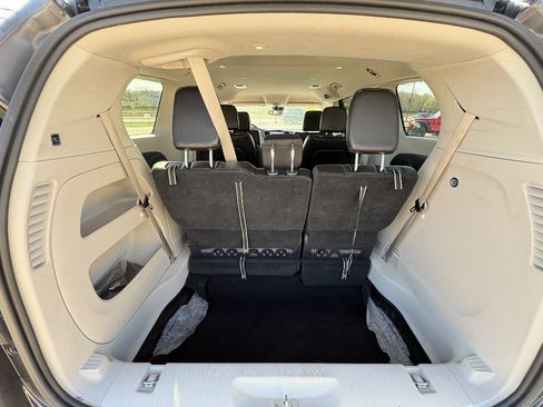 Used 2023 Chrysler Pacifica Touring-L FWD image 15