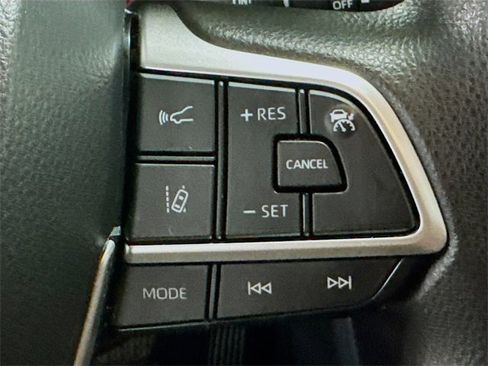 Used 2022 Toyota Highlander L image 17