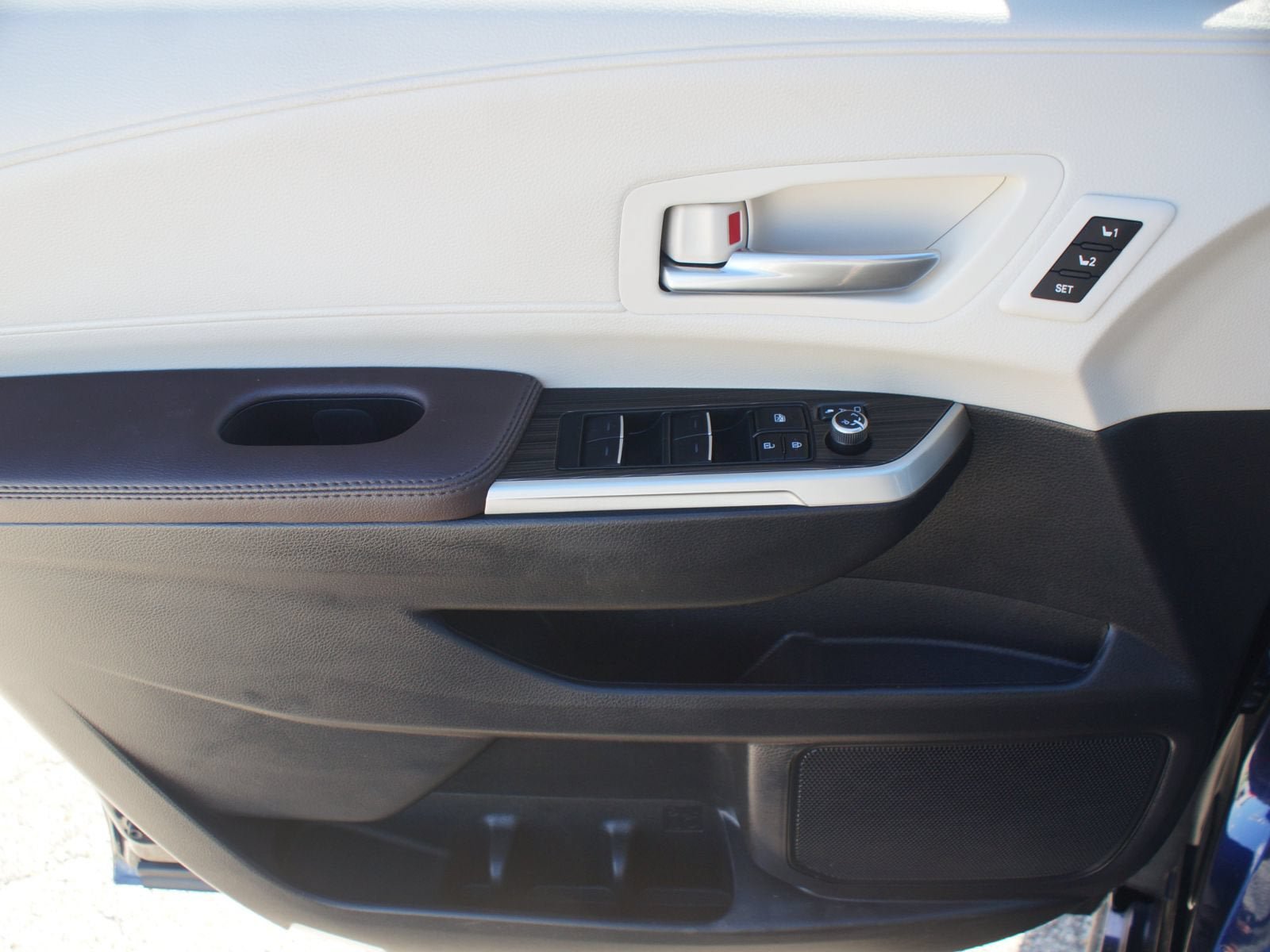 Used 2023 Toyota Sienna Platinum FWD image 30