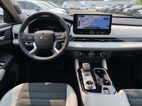 New 2025 Mitsubishi Outlander SE image 10