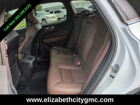 Used 2023 Volvo XC60 B5 Plus AWD/4WD image 18