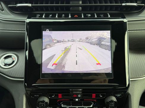 Used 2024 Jeep Grand Cherokee Altitude image 23