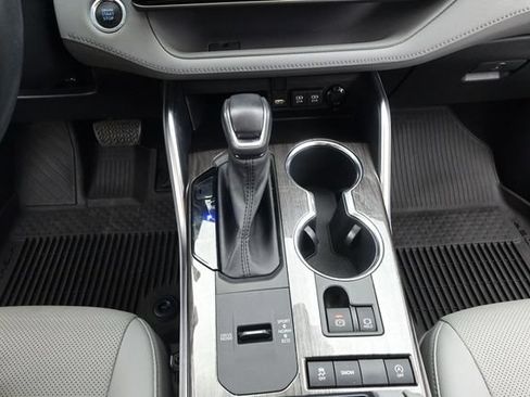 Used 2021 Toyota Highlander Limited FWD image 7