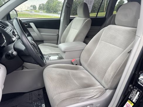 Used 2012 Toyota Highlander FWD w/ Tech Pkg image 3