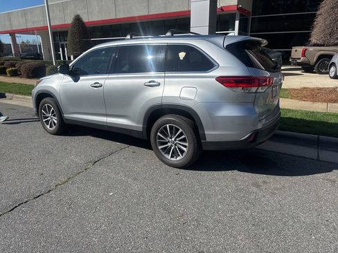 Used 2019 Toyota Highlander XLE image 3