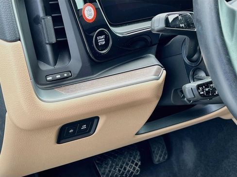 Certified 2025 Porsche Cayenne AWD/4WD image 11
