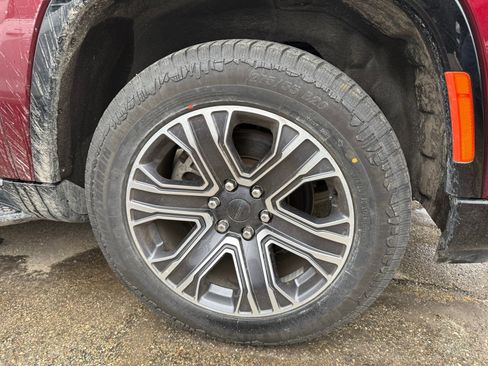 Used 2024 Jeep Wagoneer L Series II w/ Flexible Seating Group image 10