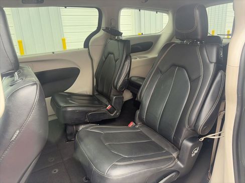 Used 2022 Chrysler Pacifica Touring-L image 12