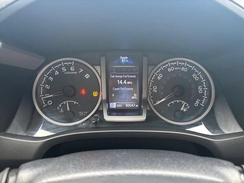Used 2018 Toyota Tacoma SR5 RWD image 14