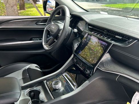 Used 2024 Jeep Grand Cherokee Limited w/ Black Appearance Package image 39