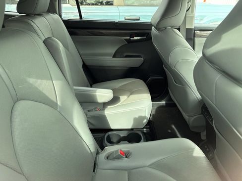 Used 2020 Toyota Highlander Limited AWD/4WD image 7
