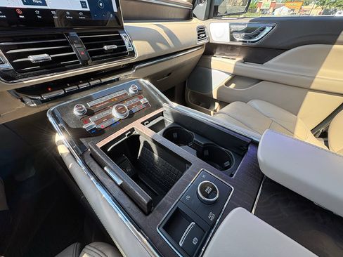 Used 2023 Lincoln Navigator Reserve AWD/4WD image 29