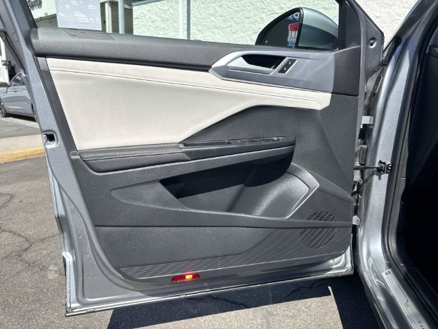 Certified 2025 Volkswagen Taos SE FWD image 21