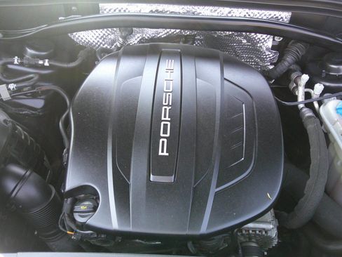 Used 2018 Porsche Macan AWD/4WD image 57