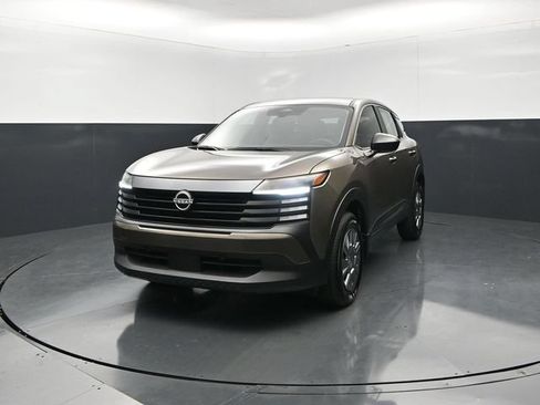 Used 2025 Nissan Kicks S w/ Interior Electronics Package FWD image 4