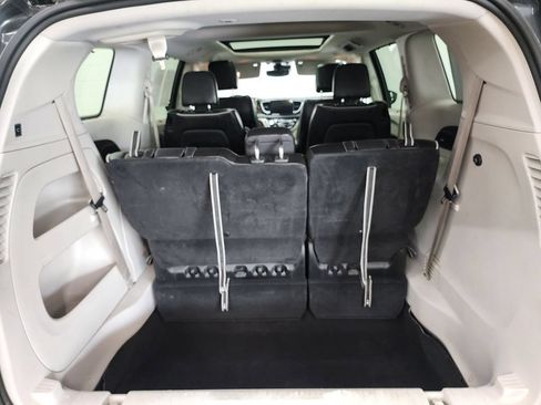 Used 2023 Chrysler Pacifica Limited FWD image 32