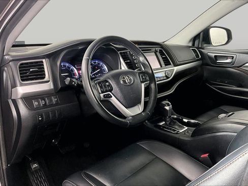 Used 2019 Toyota Highlander XLE AWD/4WD image 17