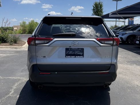 Used 2020 Toyota RAV4 LE FWD image 6