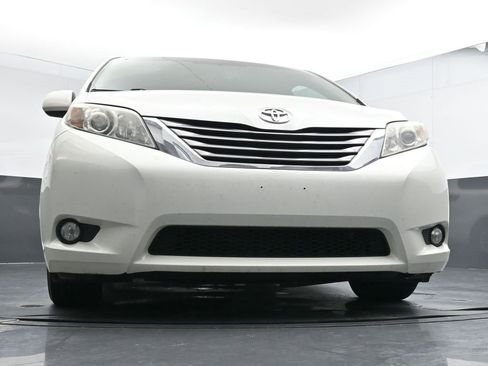 Used 2017 Toyota Sienna XLE image 19