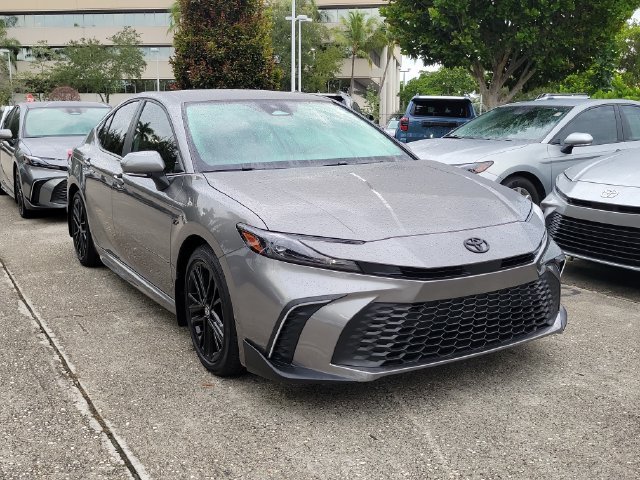 Used 2025 Toyota Camry SE FWD image 1