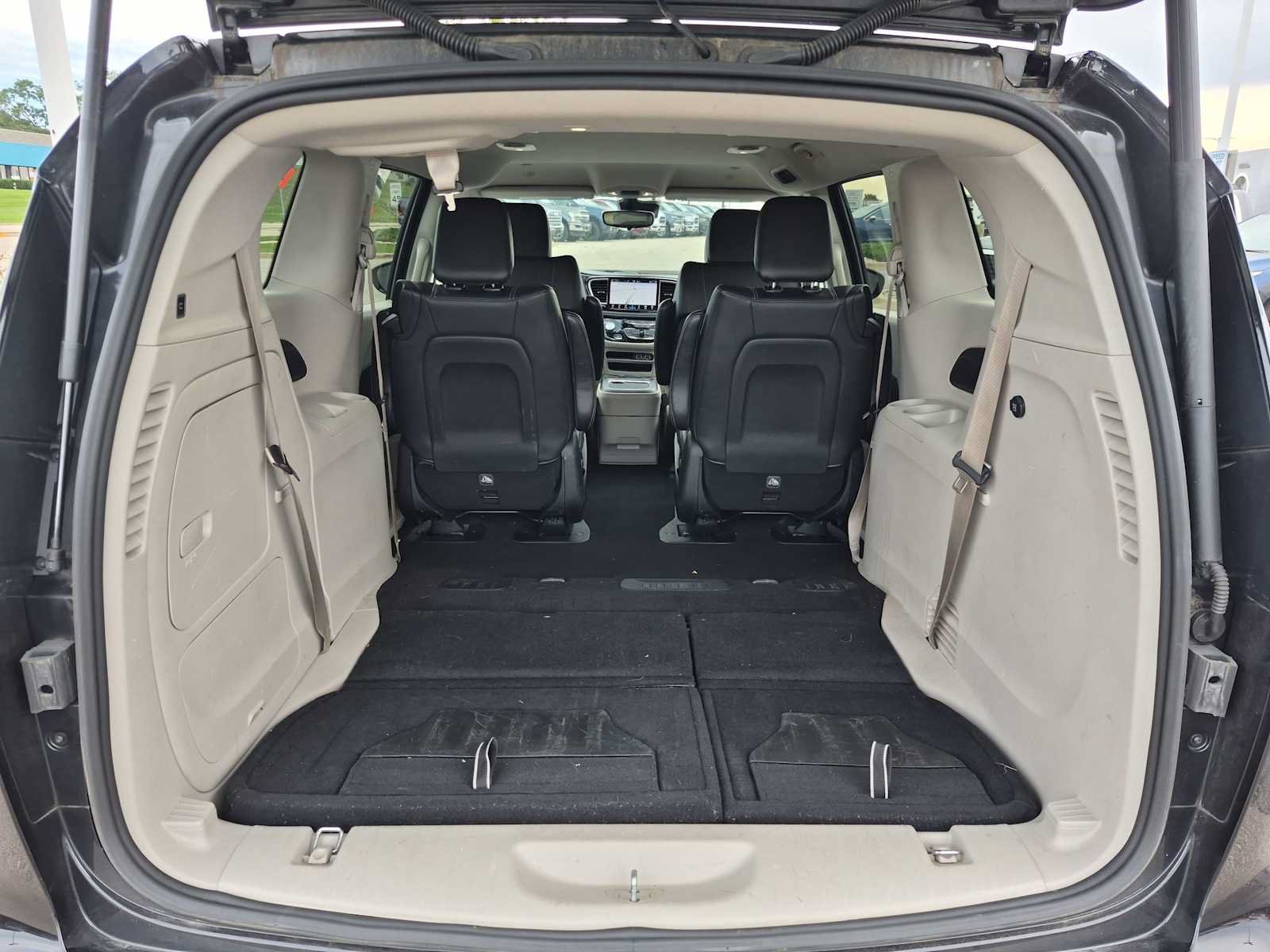 Used 2024 Chrysler Pacifica Limited FWD image 32