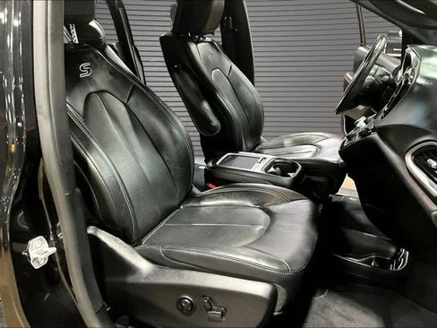 Used 2020 Chrysler Pacifica Touring-L Plus w/ S Appearance Package FWD image 26