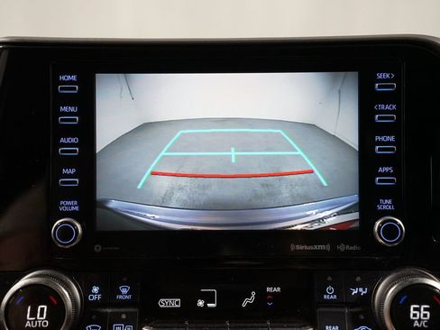 Used 2022 Toyota Highlander XLE FWD image 18